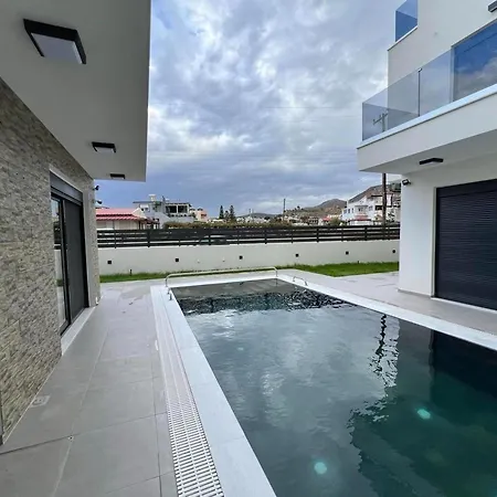 Elegant And Stylish With Pool * Goúrnes