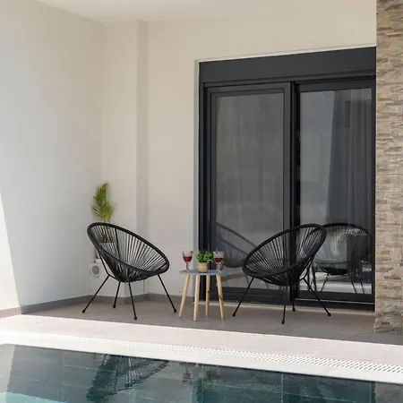 Elegant And Stylish With Pool 빌라 Goúrnes