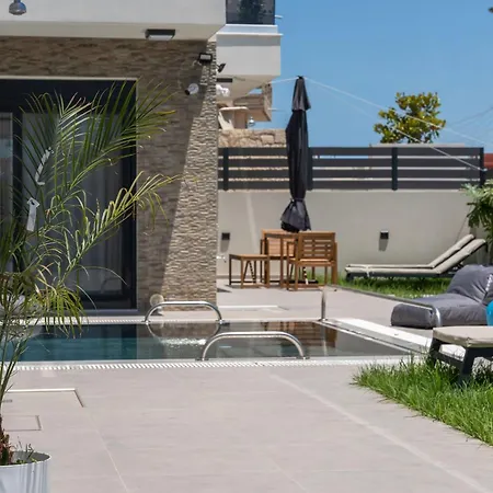 Elegant And Stylish With Pool