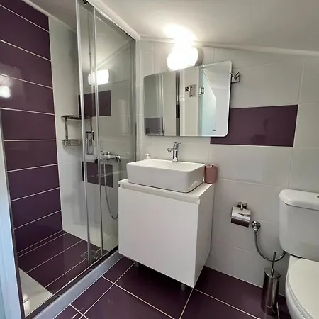 Elegant And Stylish With Pool Goúrnes