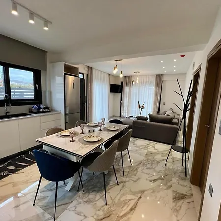 Elegant And Stylish With Pool Goúrnes