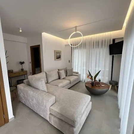 Elegant And Stylish With Pool 빌라