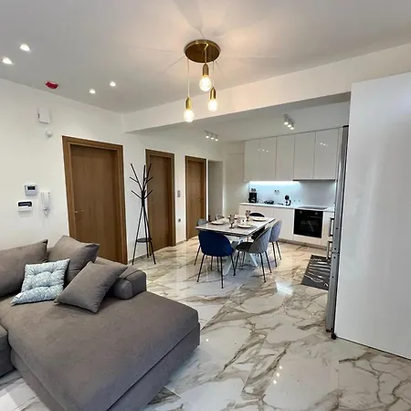 Elegant And Stylish With Pool Goúrnes