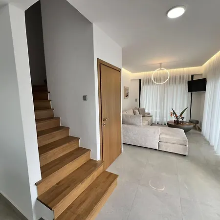 Elegant And Stylish With Pool Goúrnes