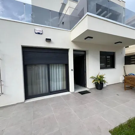 빌라 Elegant And Stylish With Pool Goúrnes