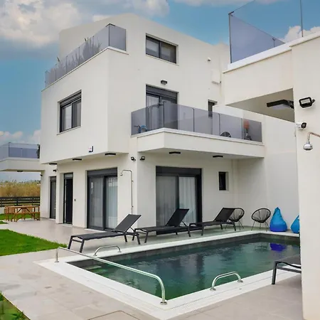 Elegant And Stylish With Pool * Goúrnes