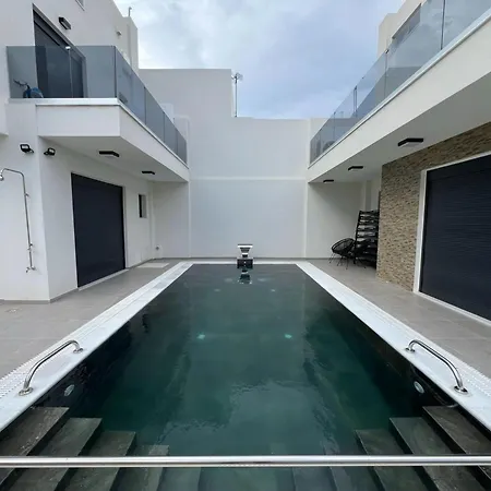 Elegant And Stylish With Pool 빌라 *
